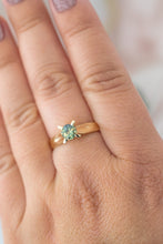 Load image into Gallery viewer, 18ct gold parti sapphire ring