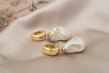 Load image into Gallery viewer, Delross Design Jeweller, Brisbane Jeweller, Chermside Jeweller, Custom Jewellery, 9ct Gold Pearl