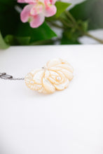 Load image into Gallery viewer, Mother of Pearl Vintage Flower Brooch, 
Delross Design Jewellers, Brisbane Jewellers, Custom Brisbane Jewellers, Brisbane Jewellery Repairs, Chermside West Jewellers