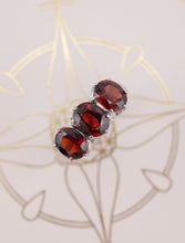 Load image into Gallery viewer, Vintage 14ct white gold garnet ring Delross Design Jewellers