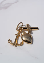 Load image into Gallery viewer, Delross Design Jeweller, Brisbane Jeweller, Chermside Jeweller, Custom Jewellery, 9ct Gold Pendant