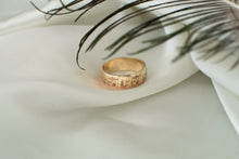 Load image into Gallery viewer, Delross Design Jeweller, Brisbane Jeweller, Chermside Jeweller, Custom Jewellery, 9ct Gold Ocean Ring