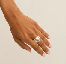 Load image into Gallery viewer, Sterling Silver Crossover Pattern Band Ring